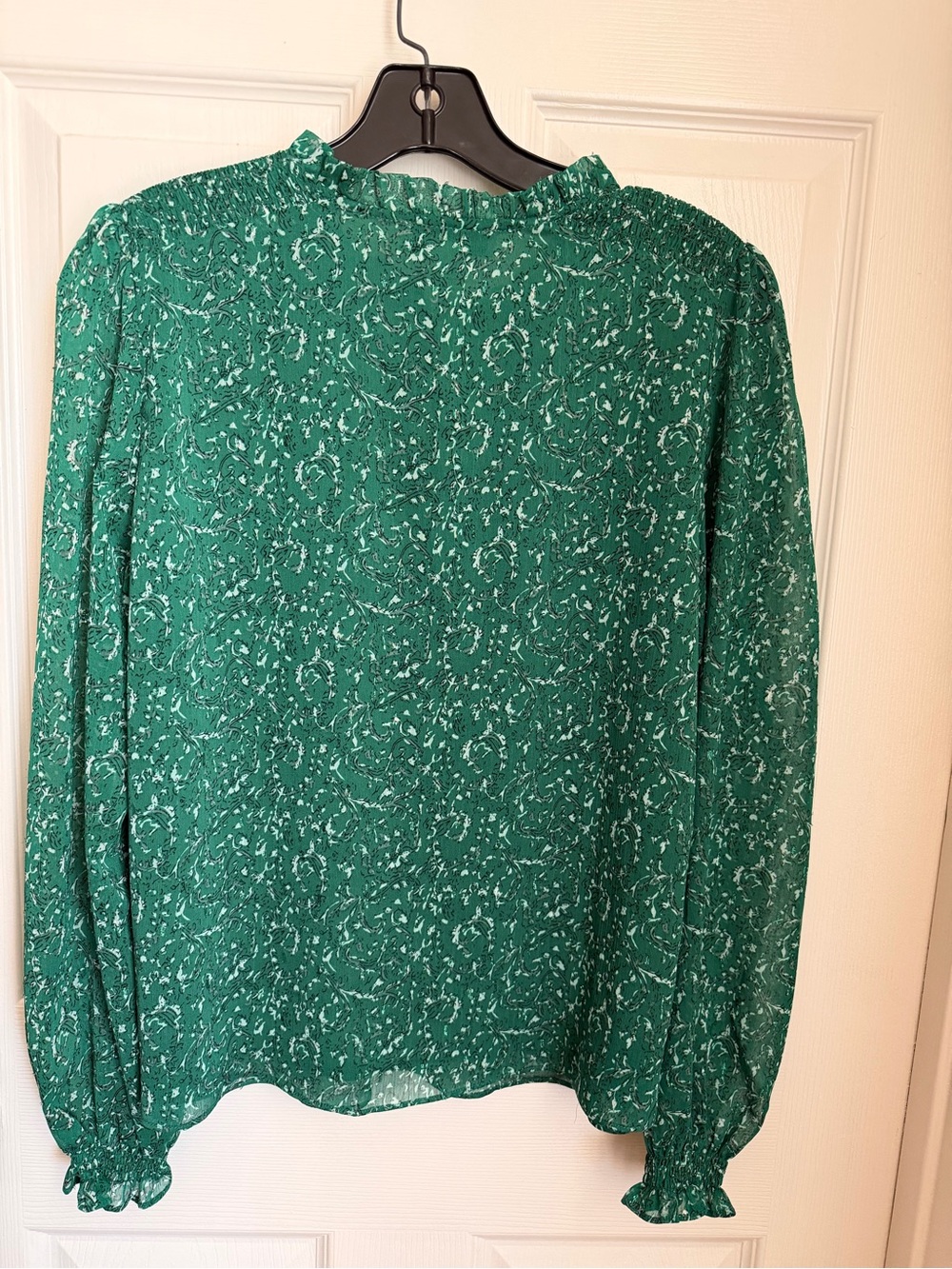 cupcakes & cashmere Green Floral
Paisley Smocked Balloon Sleeve Blouse, Size M - Picture 5 of 14
